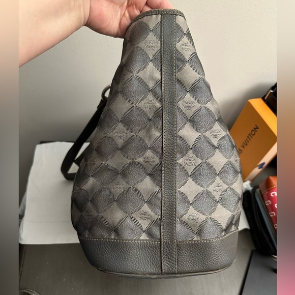 MCM DIAMOND PRINT GRAY TOTE/NYLON & LEATHER/ CLIP CLOSURE WITH MATCHING POUCH!! - Picture 7 of 16